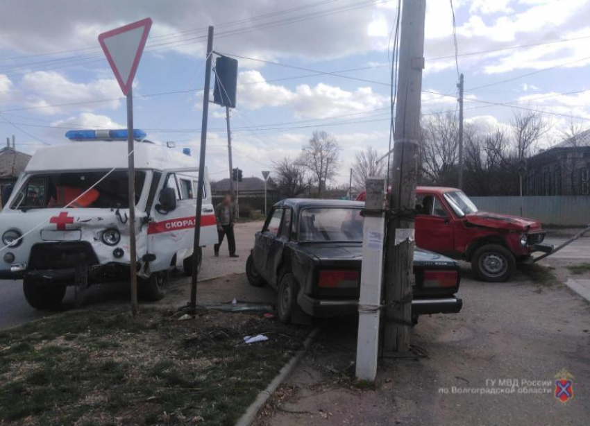 Водитель скорой врезался в «Ниву» и протаранил «семерку» в Волгоградской области: три человека в больнице