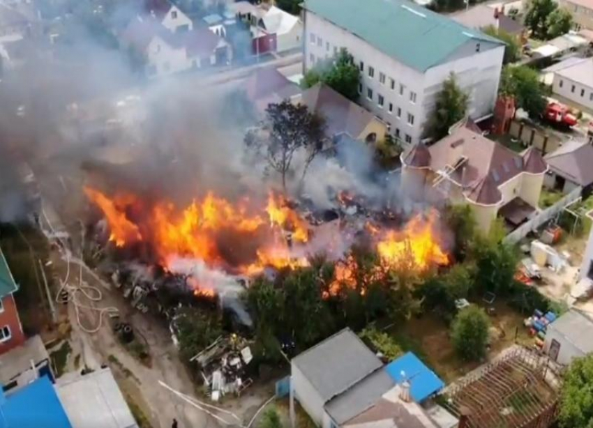 Сильный пожар в частном секторе в Волгограде сняли на видео