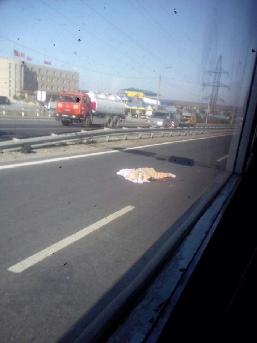 Под Волгоградом водитель насмерть сбил пожилую женщину и скрылся