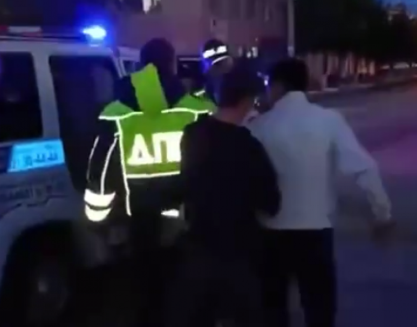 Толпа молодежи напала на полицейских под Волгоградом: видео