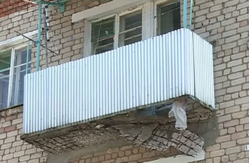 Семь балконов в Волжском на грани обрушения