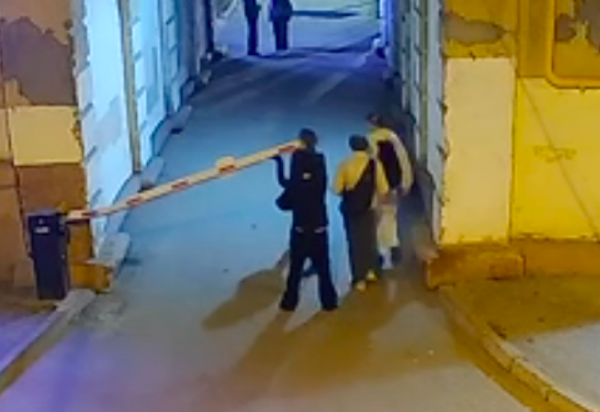 Детки без тормозов кошмарят волгоградский двор: «подвиги» сняли на видео