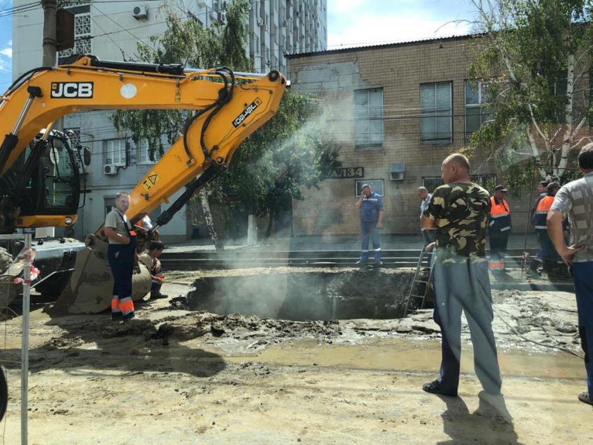 В Волгограде отключили воду после крупного прорыва трубы на Ангарской