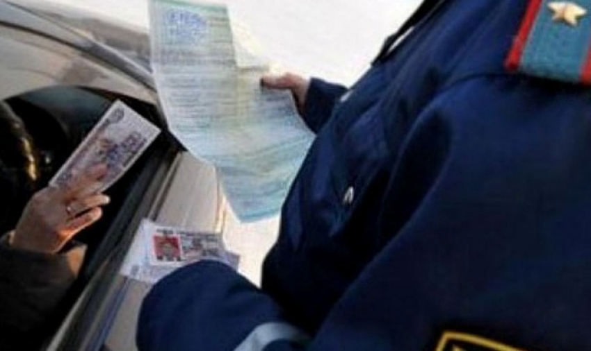 Под Волгоградом сотрудник ДПС потребовал взятку с пьяной автоледи в 50 тысяч