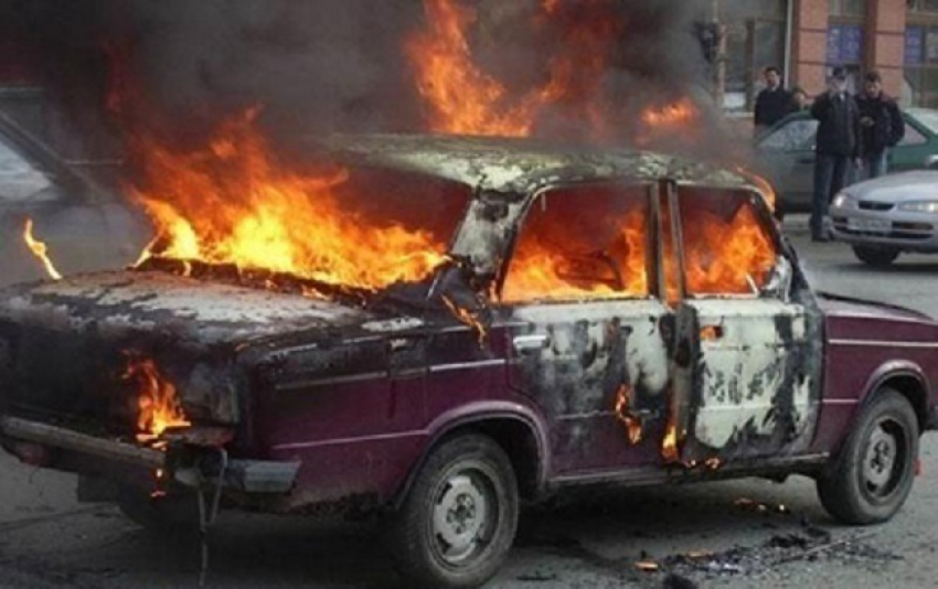 В Камышине ВАЗ-2105 днем выгорел дотла