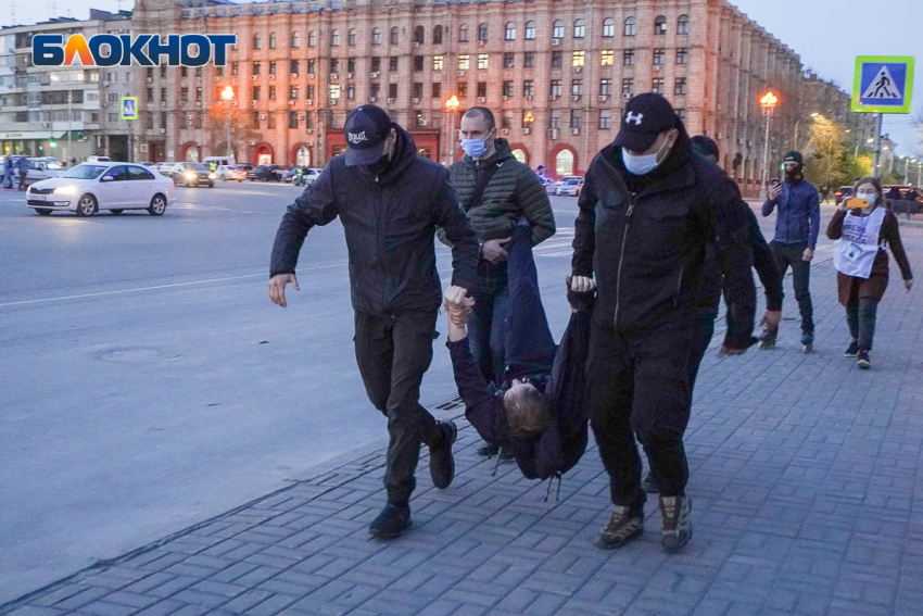 24-летний экс-рыцарь пришел с мамой на митинг в Волгоград: первым и задержали