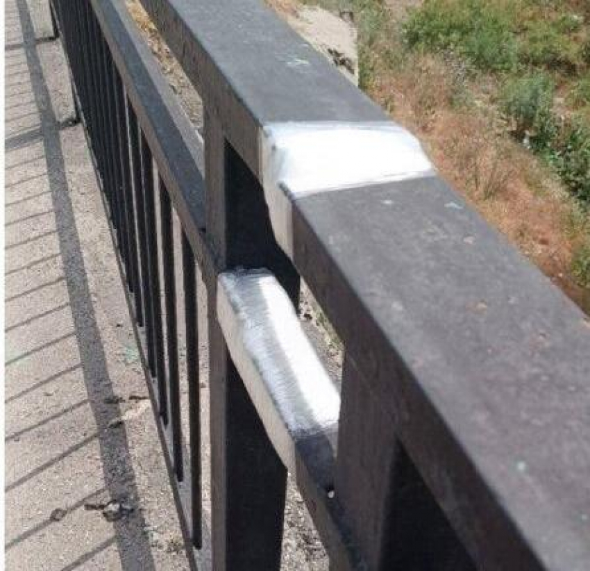 Мост отремонтировали скотчем в Волгограде 