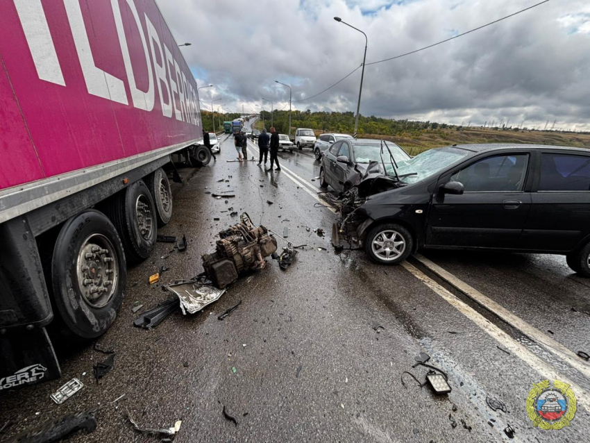 Фура Wildberries и три авто парализовали Третью Продольную в Волгограде