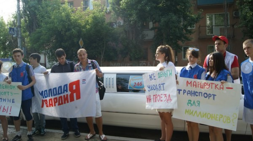 Молодогвардейцы в Волгограде сделали из лимузина маршрутку №246