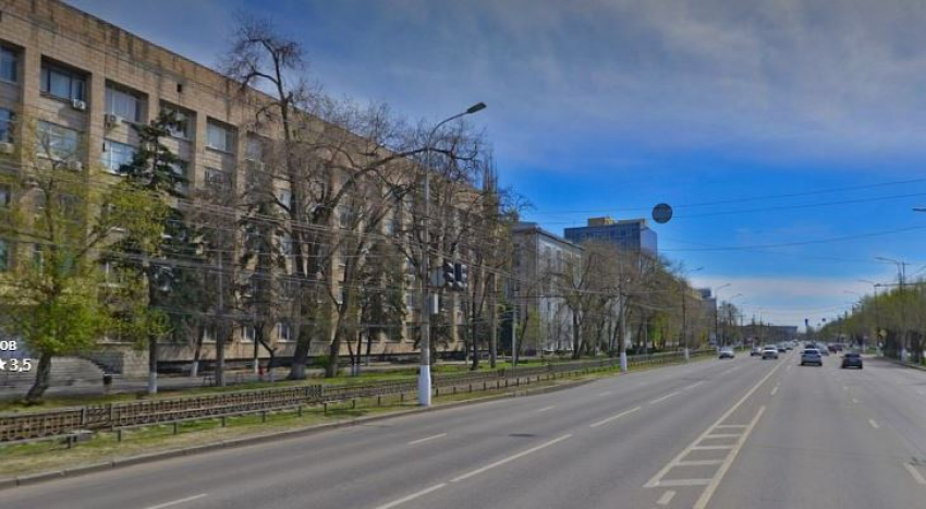 УК заплатит волгоградцу более 200 тысяч за упавший на авто камень