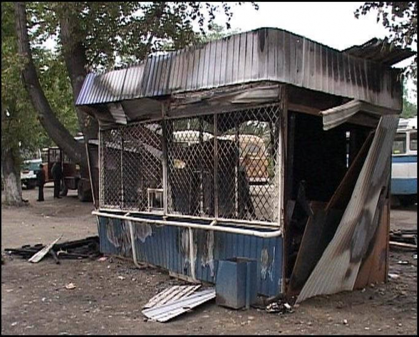 В центре Волгограда сгорел торговый павильон