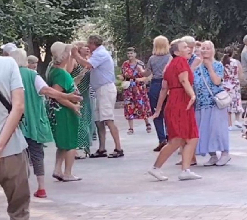 Леди в красном зажгла среди белого дня в центре Волгограда на зависть всем стеснительным