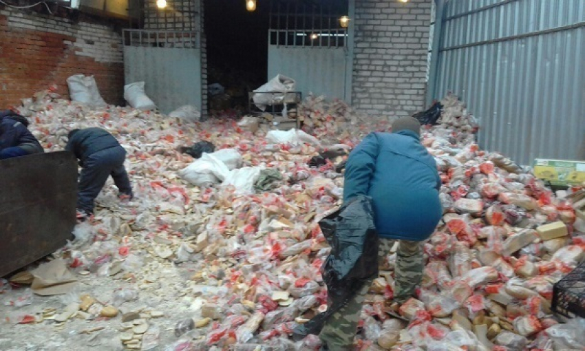Магазины Волгограда тоннами сдают на хлебозаводы непроданный хлеб