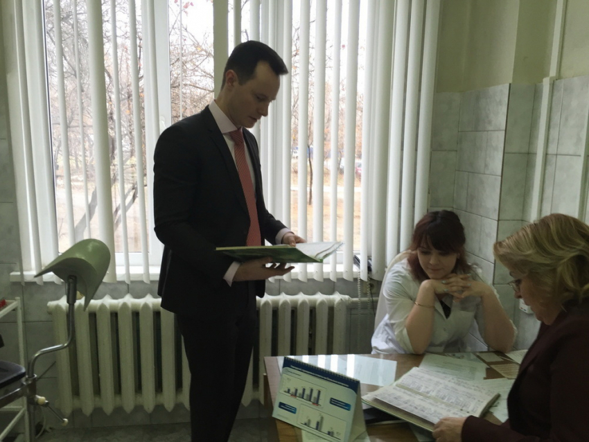 В Волгограде председатель Облздрава проверил поликлинику №28