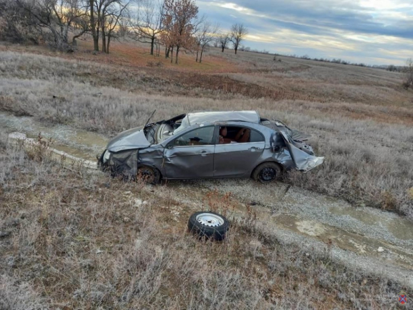 Водитель погиб в перевернувшемся автомобиле под Волгоградом