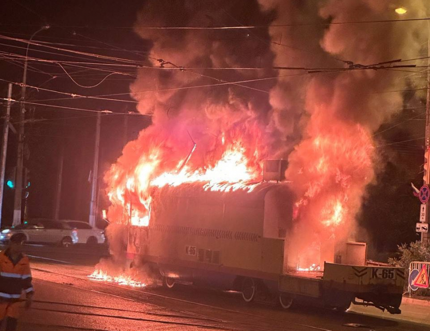 Трамвайный вагон загорелся в Волгограде — видео 