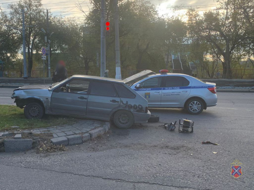 ВАЗ с надписью «урод» самоуничтожился на глазах полиции и пьяного водителя в Волгограде: видео