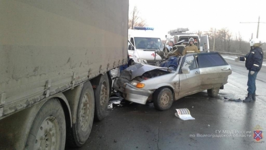В ДТП с грузовиком в Волжском погибла 38-летняя женщина
