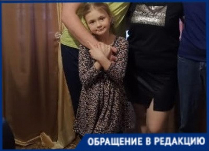 Фалангу пальца отрубило в детском саду дверью маленькой жительнице Волгоградской области: ответственности никто не понес 