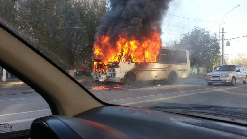 На севере Волгограда сгорел дотла пассажирский автобус