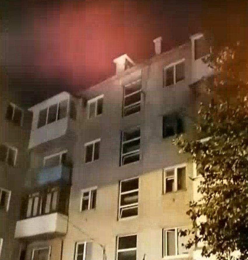 Проводка загорелась в многоквартирном доме Волгограда после прорыва трубы