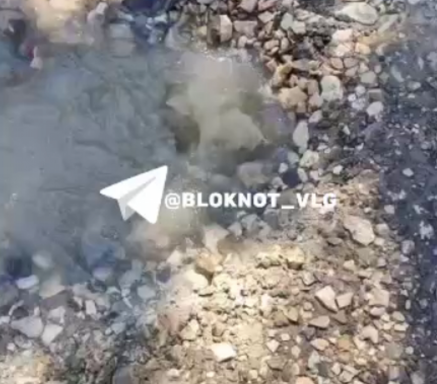 Питьевая вода омывает улицу в Волгограде – видео 
