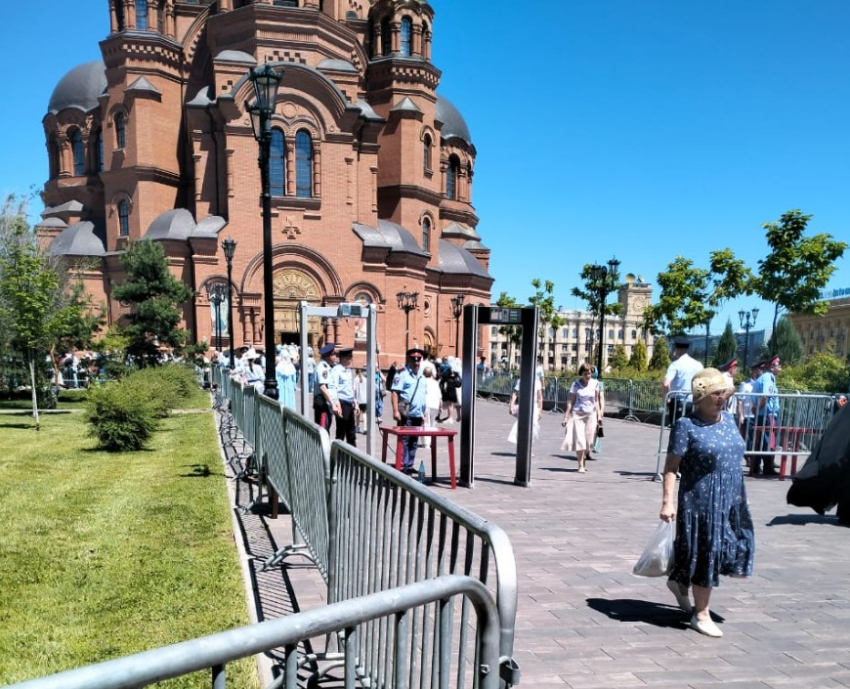 В центре Волгограда выставили оцепление из-за наплыва верующих