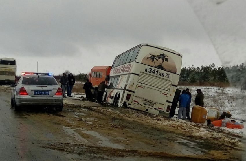 Пассажирский автобус вылетел с дороги на трассе под Волгоградом