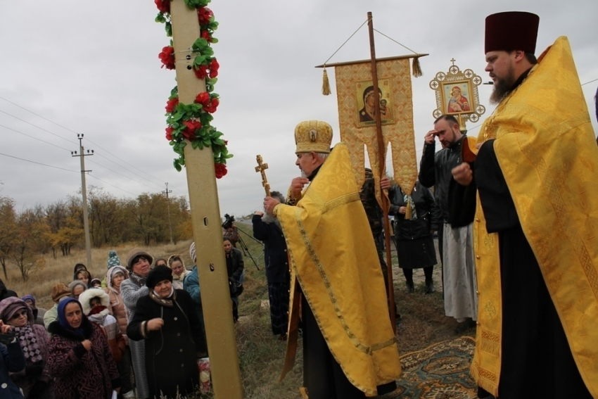 В Волгограде в поселке Гумрак установили и освятили Поклонный крест