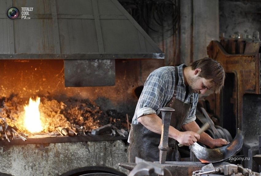 В Камышине 24-летний кузнец погиб прямо на рабочем месте  