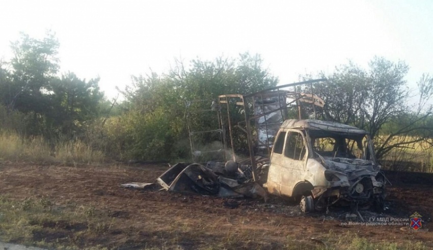 Грузовик и прицеп загорелись на трассе в Волгоградской области