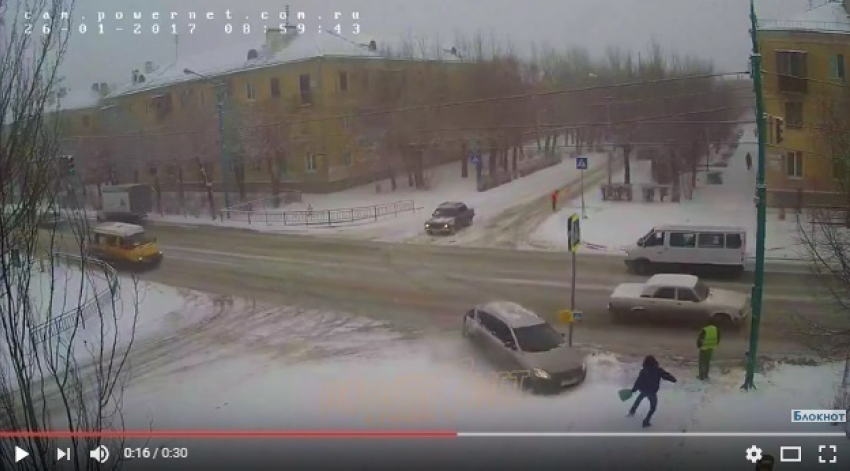 Волжанин успел убежать от несущегося на него автомобиля