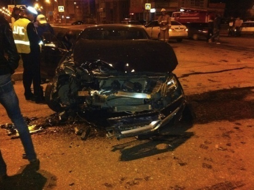 В Волгограде пенсионер на ВАЗ-2107 протаранил Mercedes 