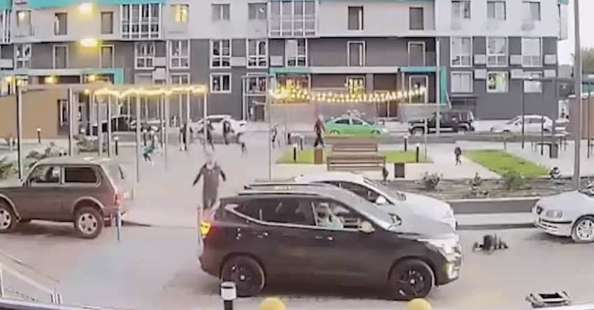 Малыша на самокате снесла машина в Волгограде, отец ударил водителя: видео 