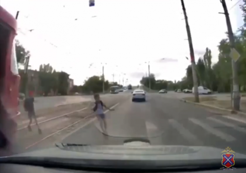 «Куда втопил?»: 8-летний выбежал под колеса «Гранты» в Волгограде