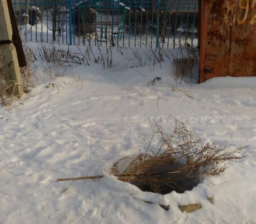 В Волгограде малыши ходят в детский сад мимо открытого колодца с горячей водой ﻿