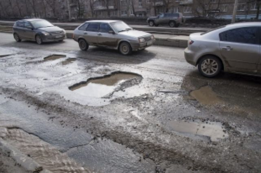 На дорогах Волгограда проведут ямочный ремонт