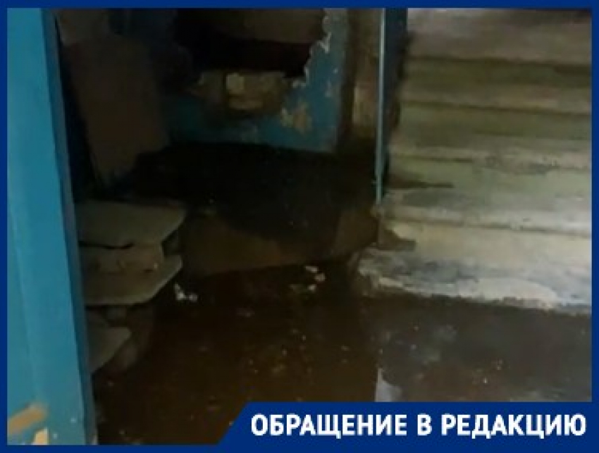 «Зловонный водопад»: многоэтажку в Волгограде затапливает канализация