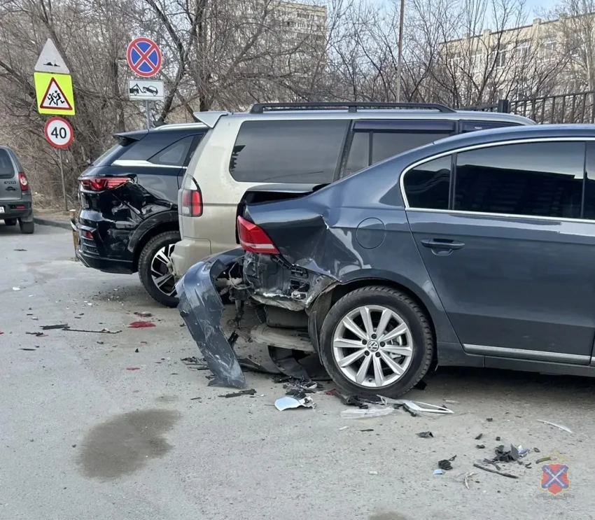 Зумерша на иномарке устроила автопогром в Волгограде 