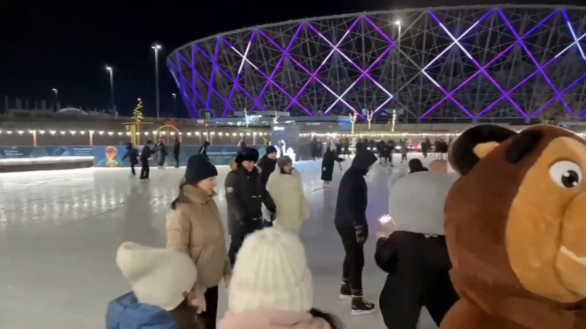 Андрей Бочаров покатался на коньках с женой в центре Волгограда