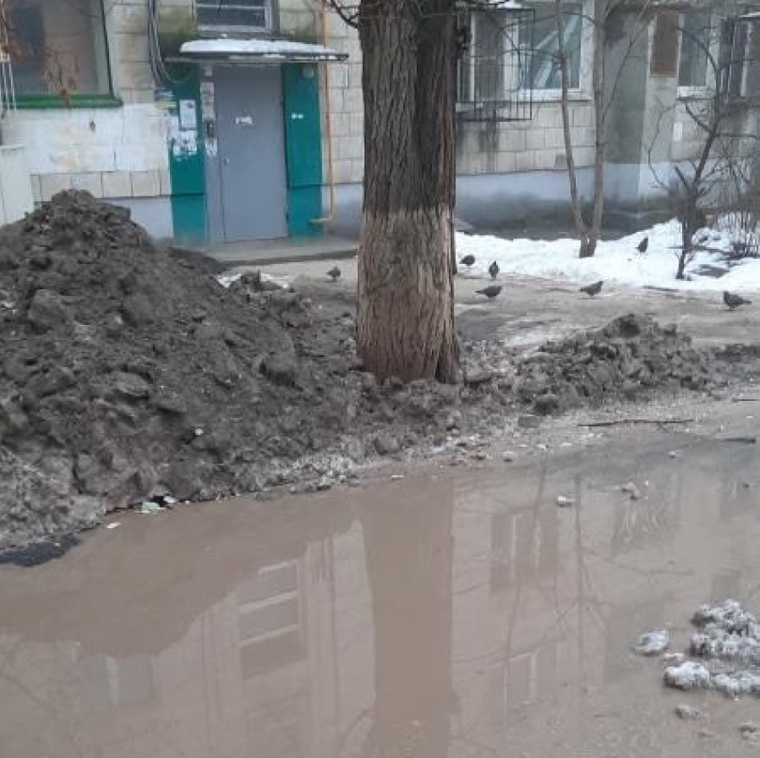 Коммунальщики перекрыли въезд скорым во двор на Ангарском в Волгограде