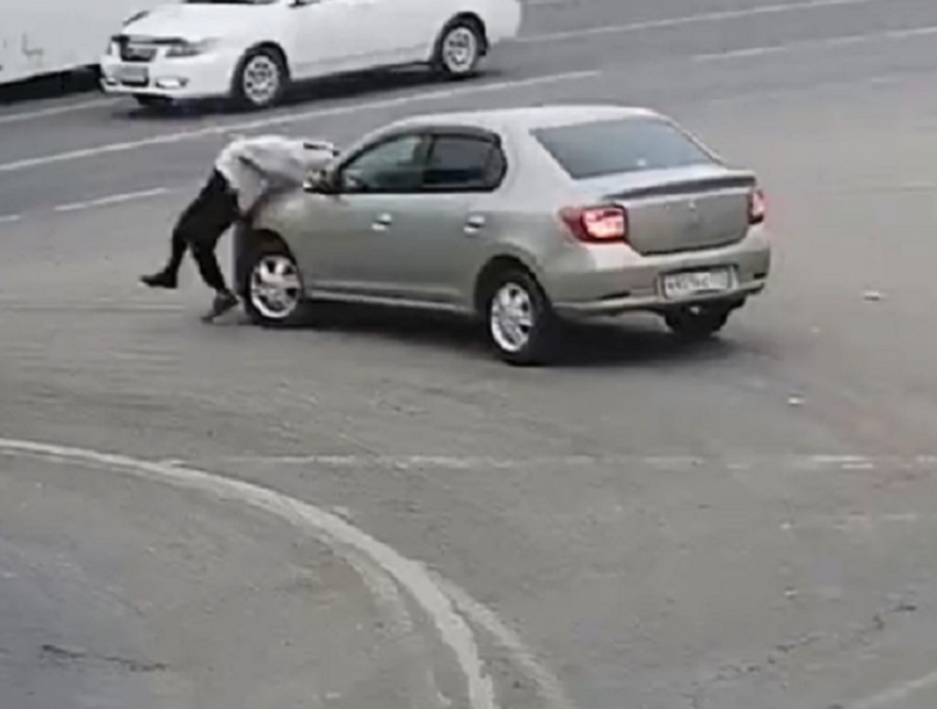 Зазевавшийся водитель въехал четко в ожидающую «зеленый» пенсионерку в Волгограде: видео