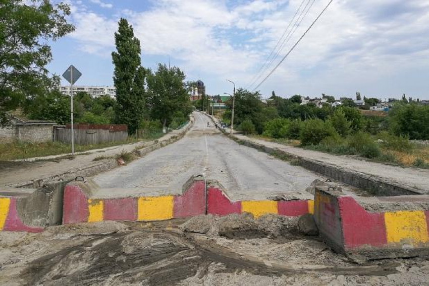 Спустя год после закрытия моста в поселке под Волгоградом власти начали его ремонт