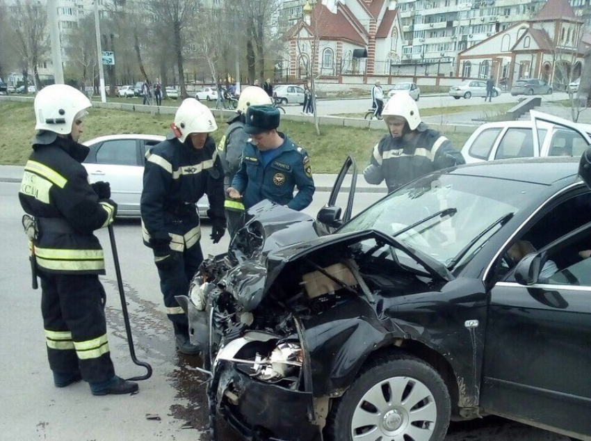 Audi протаранила «Ниву» на 7-ой Гвардейской в Волгограде