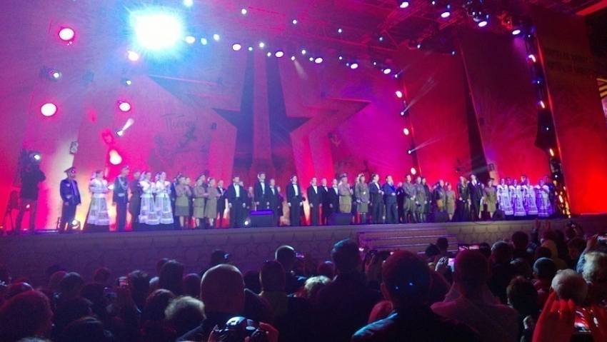 В Волгограде Кобзон и Витас посвятили военные песни своим родным