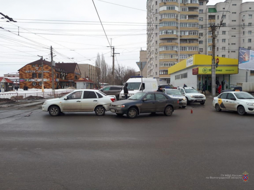 Женщина-водитель на Toyota протаранила «Ладу» в Волгограде: мужчина и 1,5-годовалый ребенок в больнице