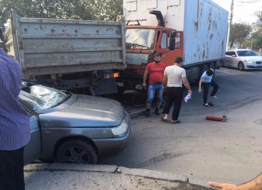 В Волгограде столкнулись два грузовика и легковушка