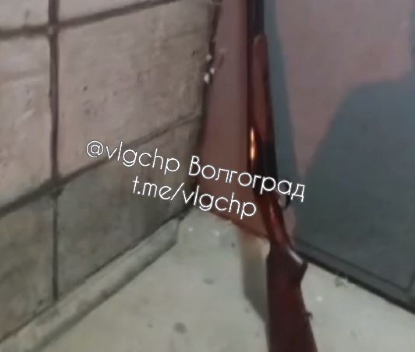 У подъезда жилого дома в Волгограде обнаружили редкое охотничье ружье