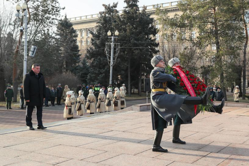 Командиры воинских частей возложили цветы к Вечному огню отдельно от  губернатора в Волгограде 