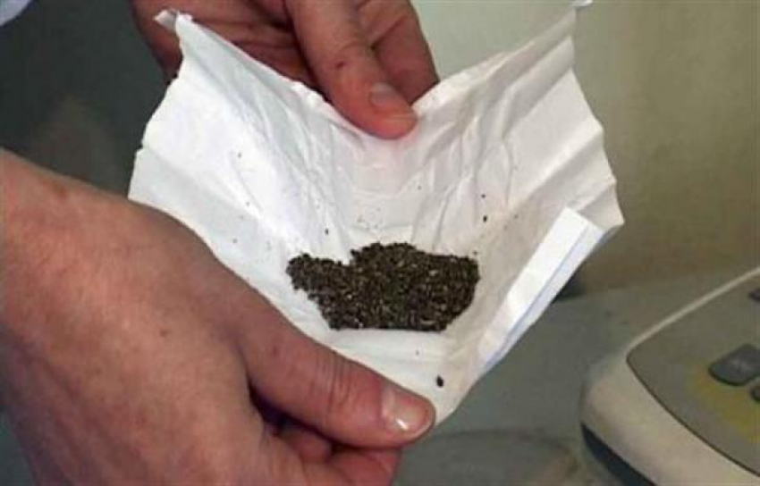 На юге Волгограда у 24-летнего мужчины изъяли сверток с марихуаной
